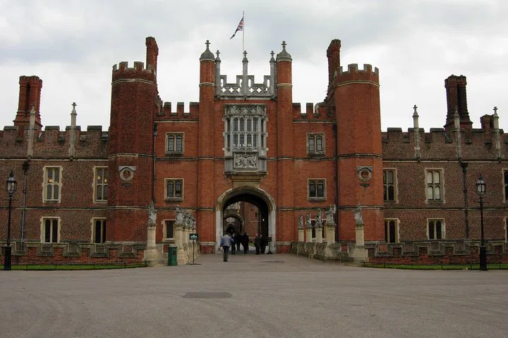 Royal Grandeur: Private Windsor & Hampton Court Palace Day Tour from London
