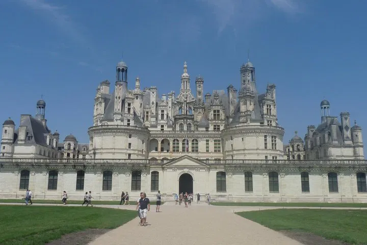Loire Valley Castles: Private Chambord & Cheverny Tour from Paris