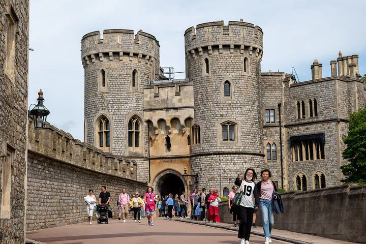 Royal Escapade: Skip-the-Line Windsor Castle Day Trip from London