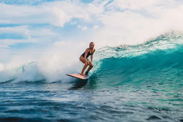 Oahu Surf Lessons: Personalized Coaching for All!