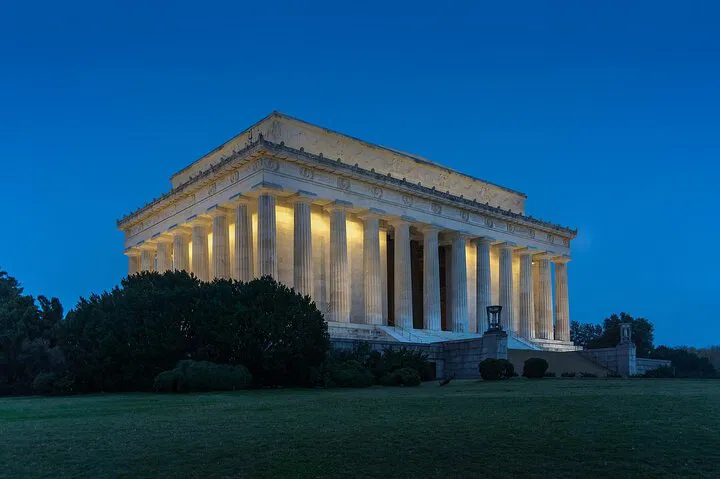 Monuments & Memorials: DC's Nighttime Historical Walking Tour