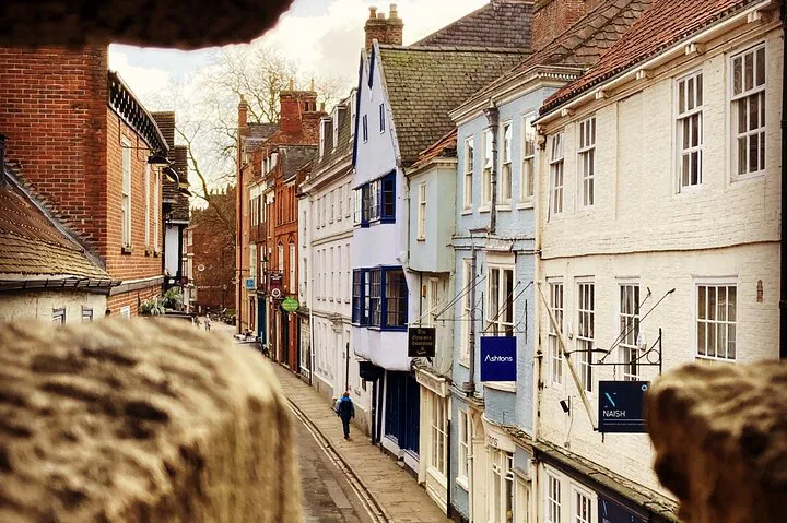 Uncover York's Medieval Magic: A Spanish Walking Tour Adventure