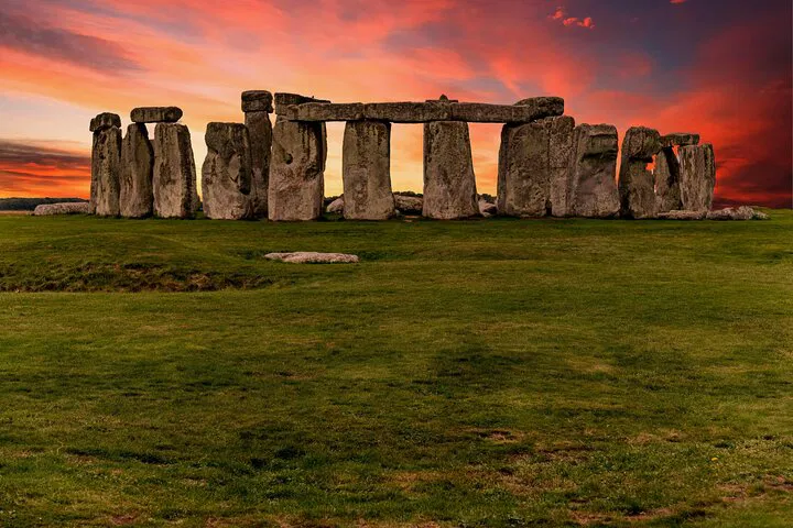 Unveil England's Charms: Private Stonehenge & Cotswolds Day Trip from London