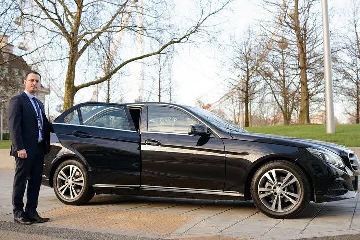Gatwick Airport: Private London Transfer Roundtrip