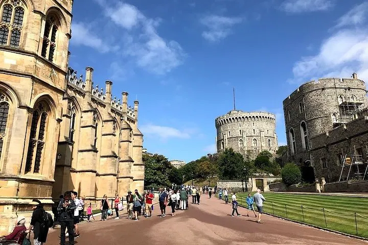 Royal History Unveiled: A Crown Netflix Tour of London and Windsor Castle