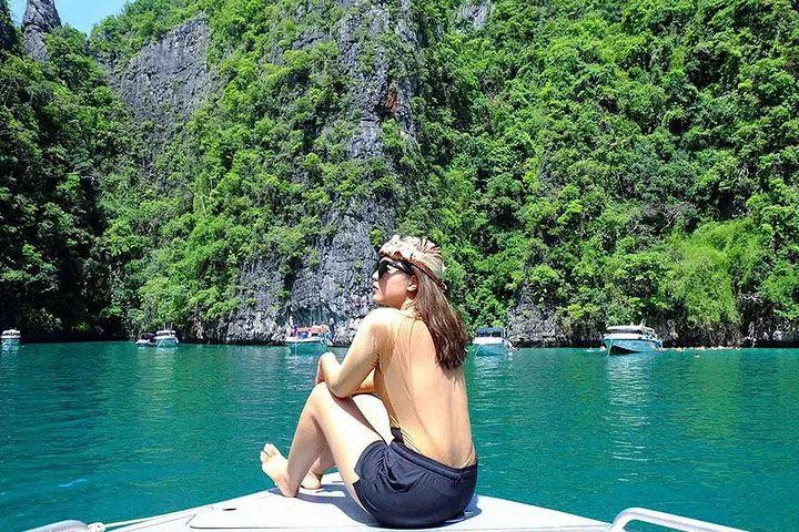 Phuket's Paradise: Explore Phi Phi, Maya Bay & Khai Island by Speedboat!