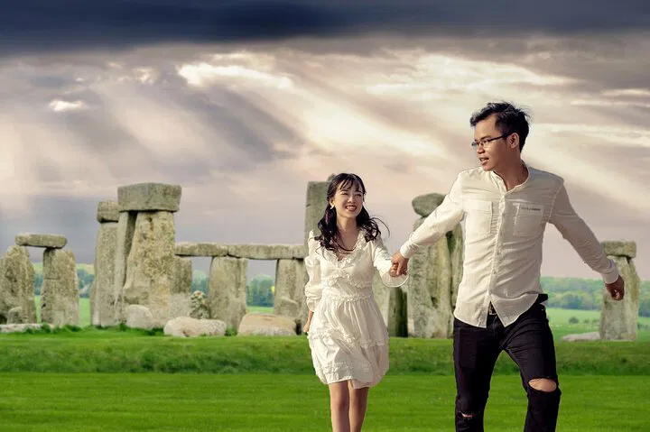 Capture Memories: Private Stonehenge and Bath Photography Tour from London