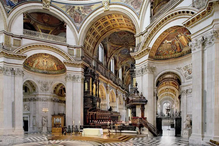 London's Royal Rendezvous: Half-Day Luxury Sightseeing Tour with St. Paul's Entry
