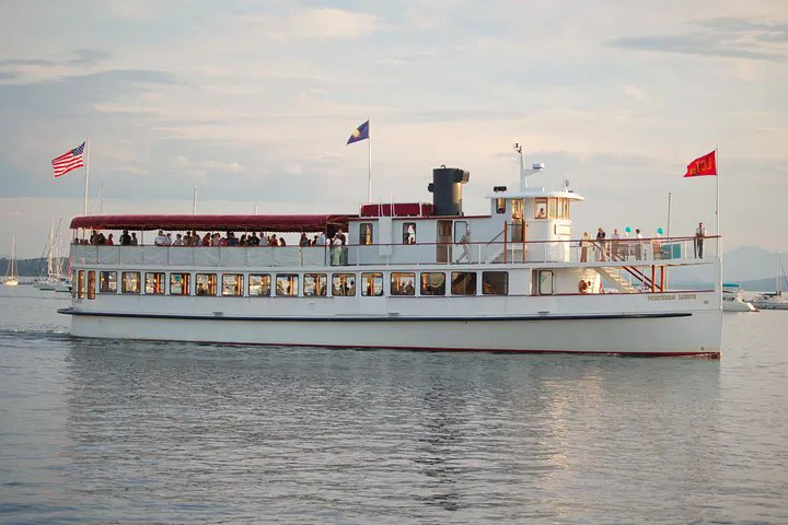 Boston's Breathtaking Fall Foliage Lunch Cruise: A Feast for the Senses!