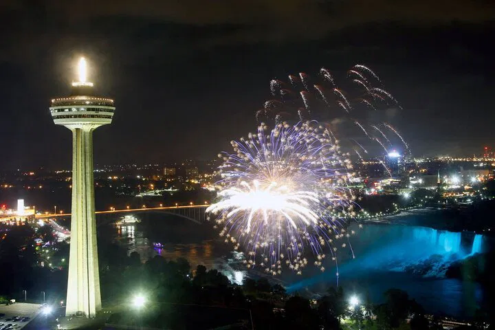 Niagara Falls Winter Adventure: USA/Canada Small-Group Tour