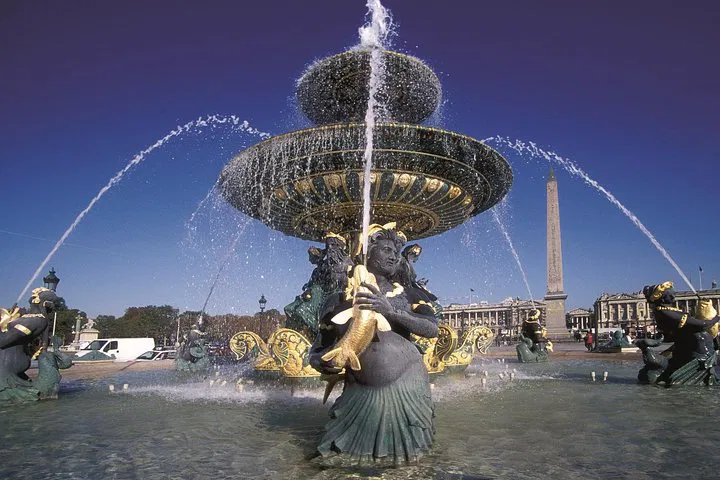 Unveiling Paris: Private City & Louvre Masterpiece Tour