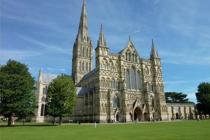Uncover Royal History: Windsor Castle, Stonehenge & Salisbury Private Day Trip