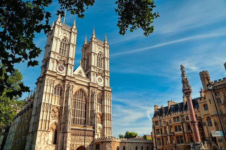 Experience Royal London: A Private Car Tour & Changing of the Guard Spectacle
