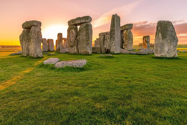 Uncover Royal History: Windsor, Stonehenge & Lacock Private Tour
