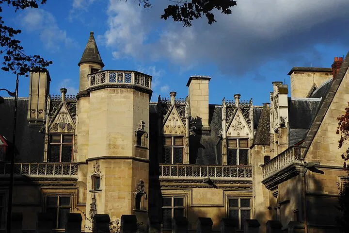 Uncover Paris's Secrets: A Family Treasure Hunt Adventure!
