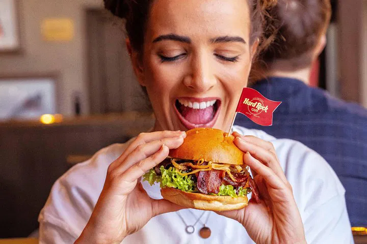 Rock 'n' Dine: Hard Rock Cafe Berlin's Ultimate Music & Food Experience