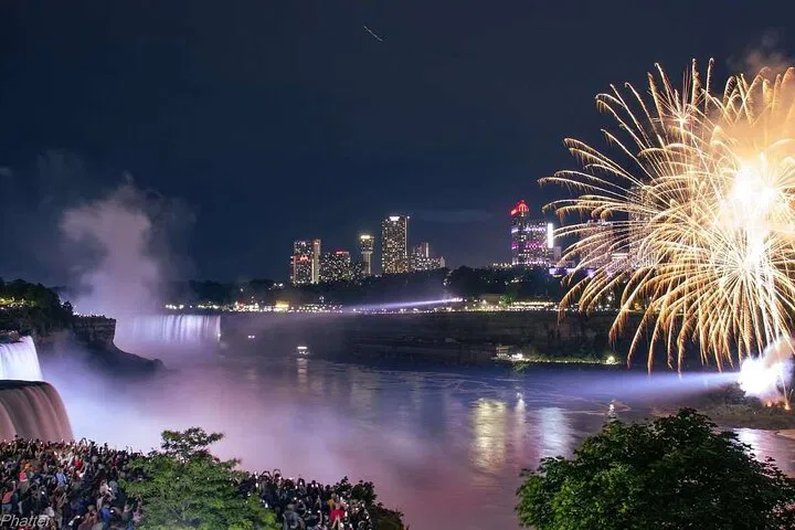 Niagara Falls: Fireworks & Falls Glow Walking Tour