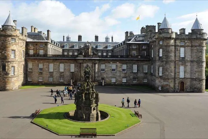 Edinburgh's Royal Treatment: A Personalized Brazilian-Guided Private Tour