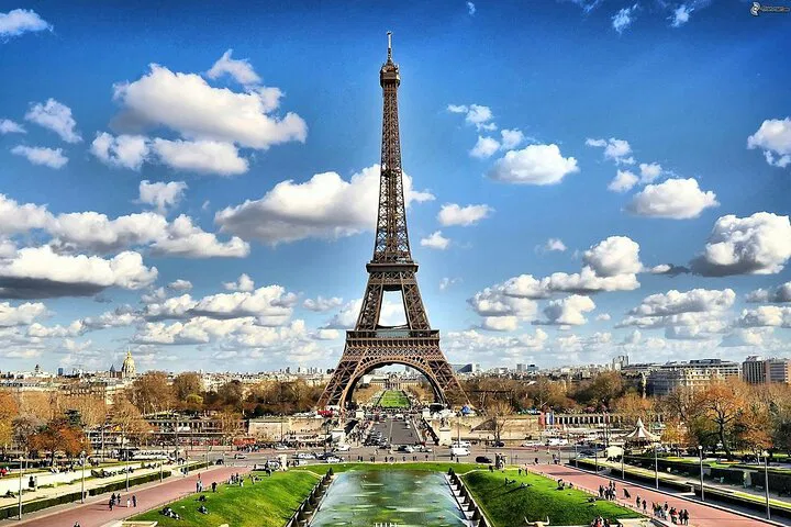 Eiffel Tower: Guided Lift to 2nd Floor or Summit View