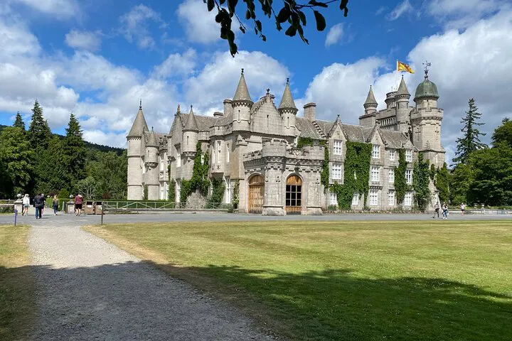 Aberdeenshire's Castle Kingdom: A Private Tour to Balmoral, Glamis & Dunnottar
