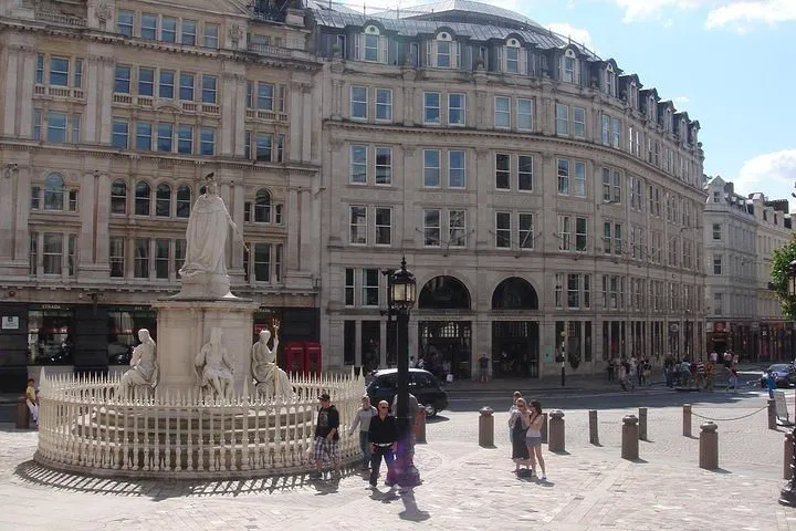 Witness Royal Tradition: Half Day Private London Tour with Horse Guards Parade