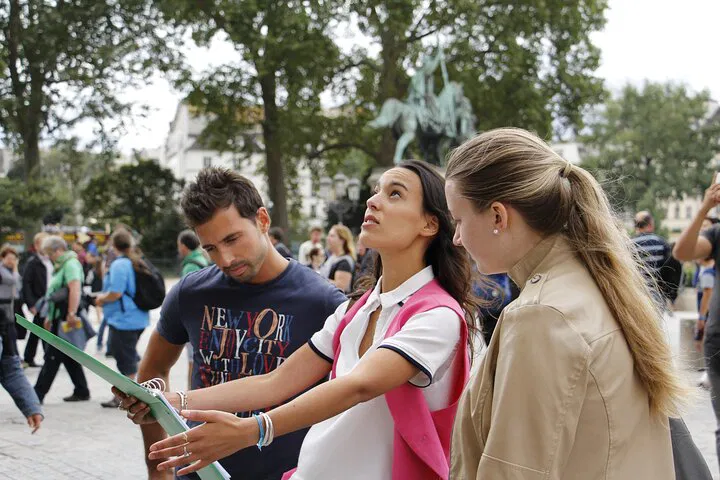 Paris Private Tour: Discover the City with a Parisian