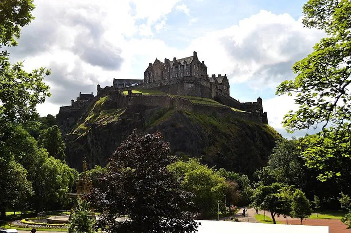 Edinburgh Unveiled: Discover the City with a Local's Perspective