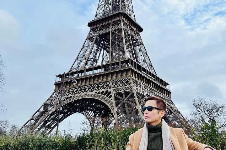 Effortless Eiffel Tower Transfer: Your Parisian Chauffeur Experience
