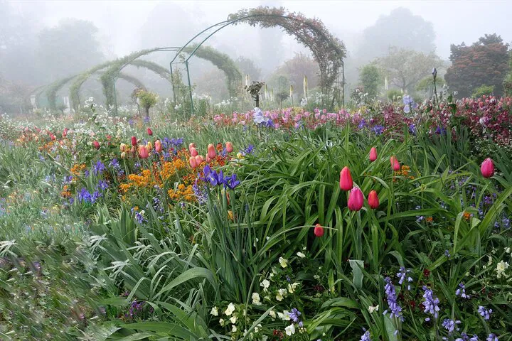 Discover Giverny & Versailles: An Audio-Guided Day Trip from Paris