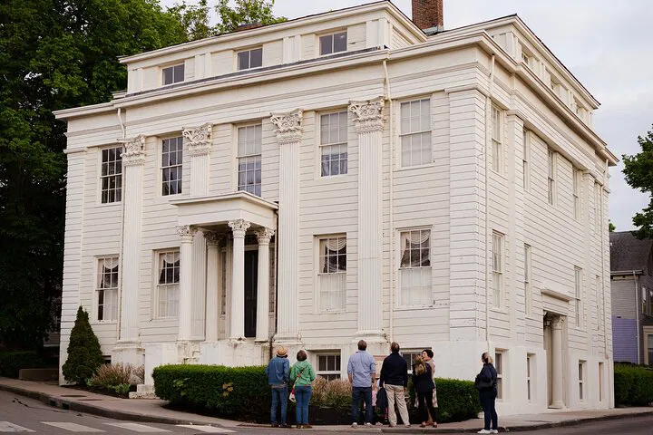 Newport's Transformation: Uncover the Golden to Gilded Age Walking Tour