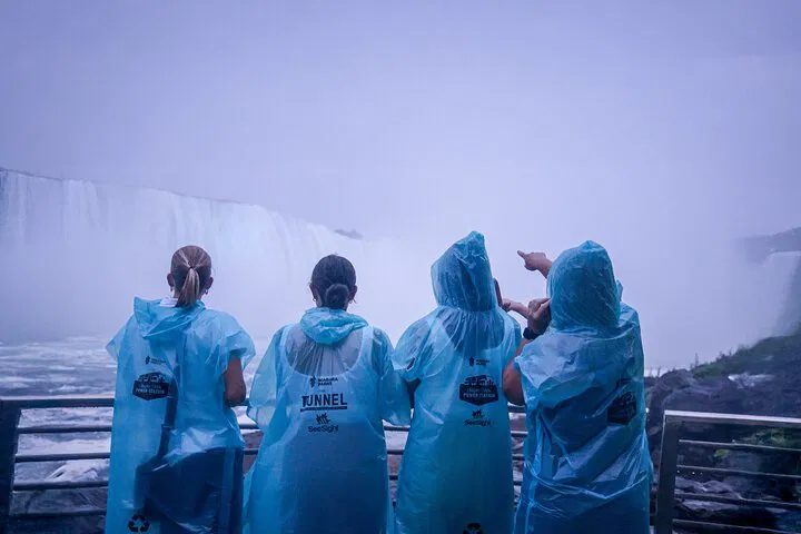 Niagara Falls Day & Night: An Immersive Canadian Experience