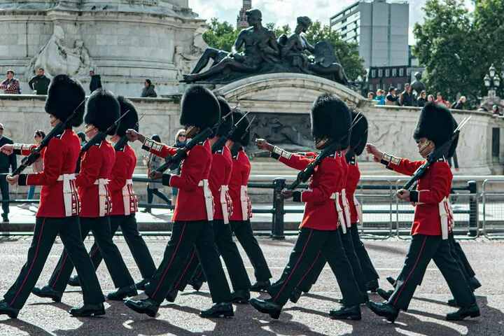 Royal London Unveiled: A Guided Walk Through History & Ceremony