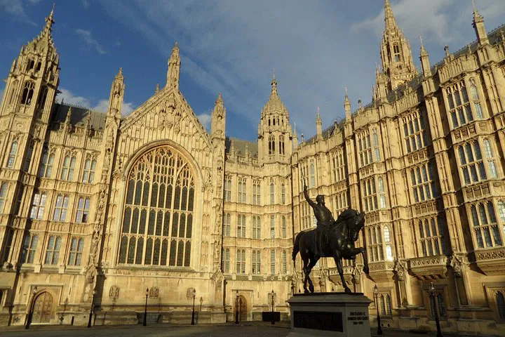 Uncover London's Iconic Landmarks: A Personalized Walking Adventure