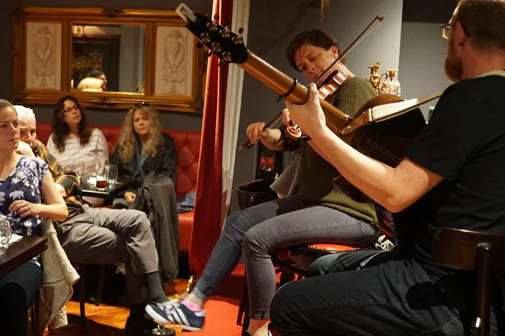 Dublin's Traditional Irish Musical Pub Crawl: A Night of Song!