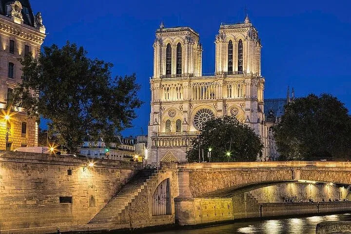 Paris by Night: Private Illumination & Indian Dinner Adventure