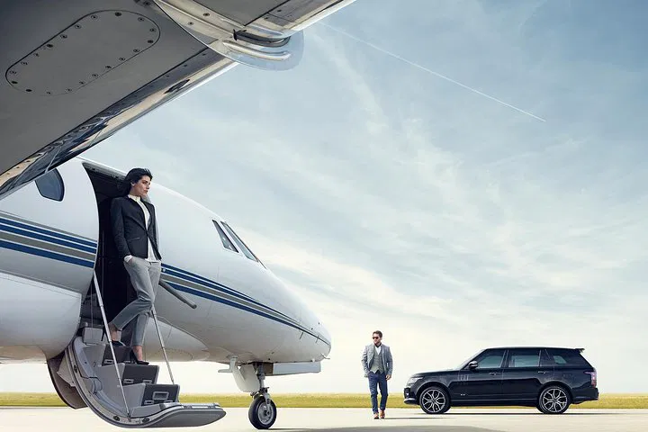 Luxury Arrival: Range Rover Transfer from Heathrow to Central London