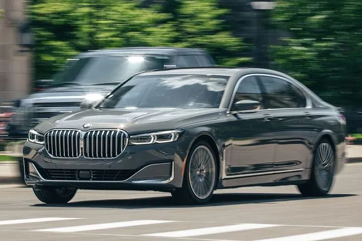 Luxury Arrival: Private Car from Newark Airport (EWR) to Manhattan