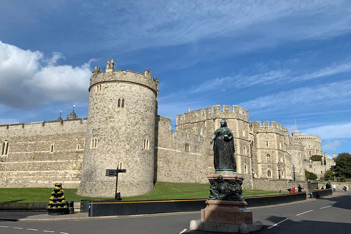 Royal Departure: London to Southampton via Windsor Castle - A Regal Pre-Cruise Tour