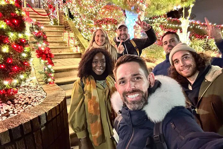 Brooklyn's Dazzling Christmas Lights Tour: A Festive French-Guided Adventure