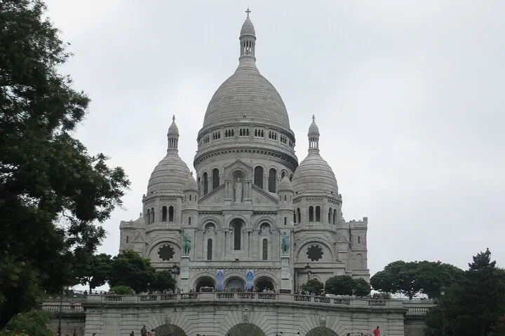 Uncover Montmartre's Charm: A Self-Guided Scavenger Hunt Adventure!