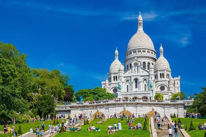 Luxury Paris Tour: Your Private Chauffeur Awaits!