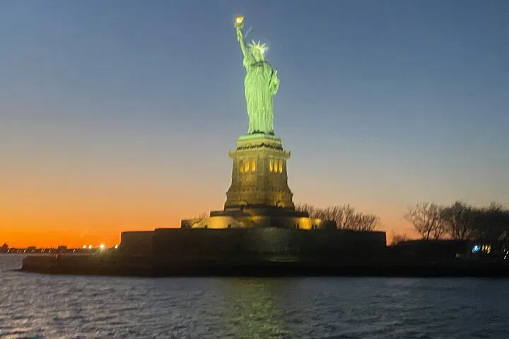 Liberty & Ellis Island Voyage: Cruise & One World Trade Ascent