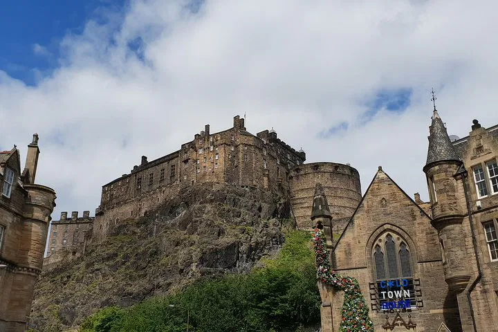 Edinburgh Unveiled: A French Guided Stroll Through History