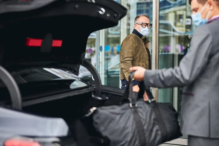 Paris Departure: Stress-Free Private Airport Transfers Await!