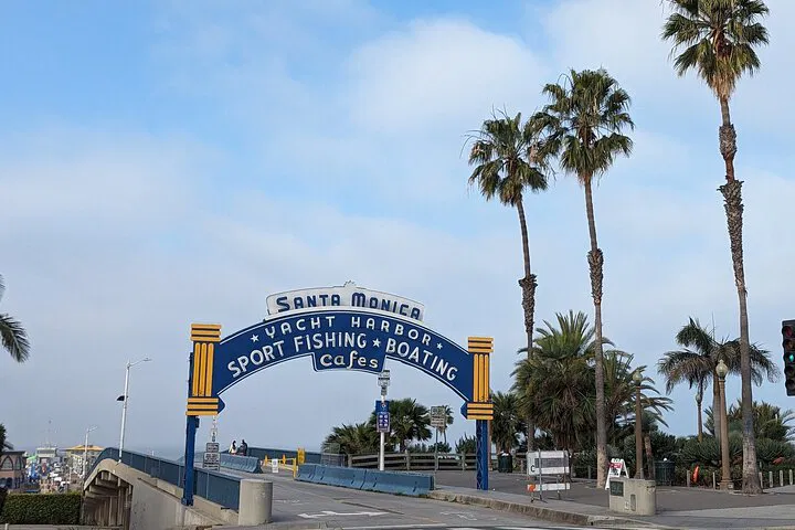Santa Monica Scavenger Hunt: Uncover Coastal Gems!