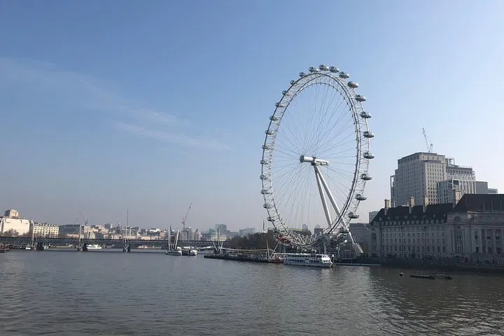 London's Iconic Landmarks: A Luxurious Private Car Tour Experience