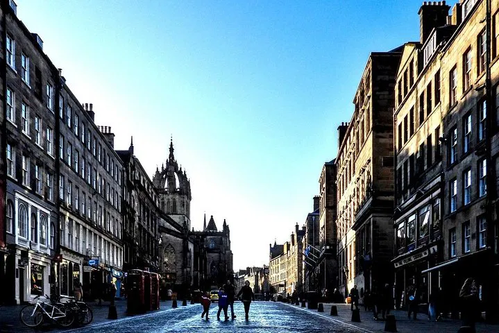 Uncover Edinburgh's Secrets: A Captivating Old Town Walking Adventure
