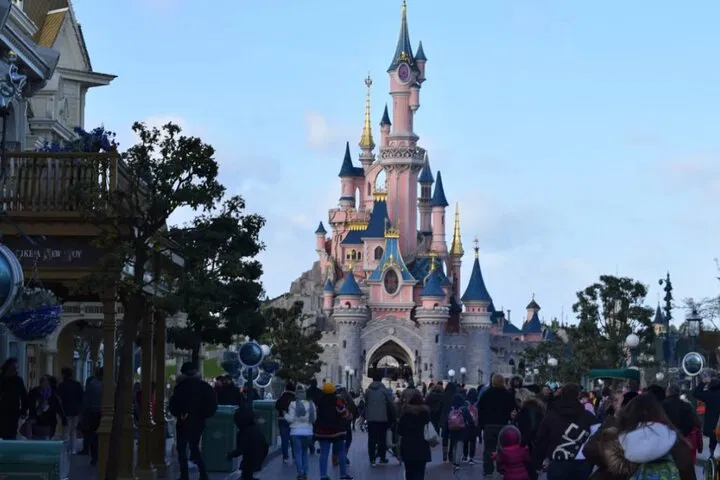 Seamless Paris Arrival: Private Airport Transfer to Your Hotel