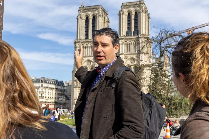 Paris Top Sights Tour: Walking & Metro with Fun Guide