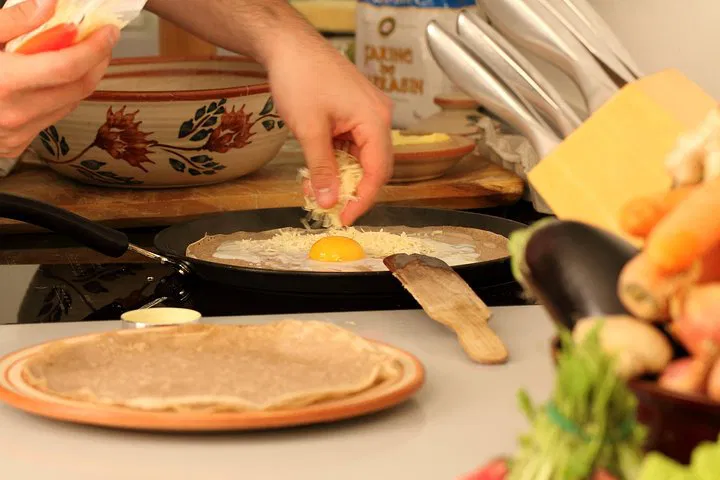 Master Authentic Crêpes: A Parisian Culinary Adventure!